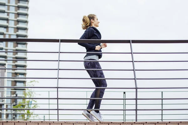 Beautiful Woman Sportswear Running Bridge River — Stock Photo, Image