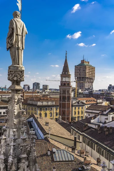晴れた日のミラノ大聖堂 ドゥオーモ ミラノ の屋上からのミラノのスカイラインの眺め — ストック写真