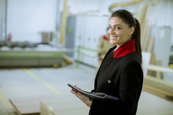 Portret Van Vrouwelijke Controler Meubelfabriek — Stockfoto