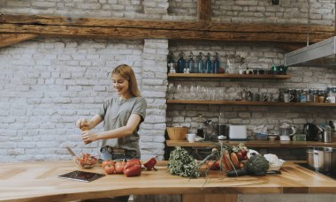 Mutfak tablet okuma tarifi kullanarak genç kadın