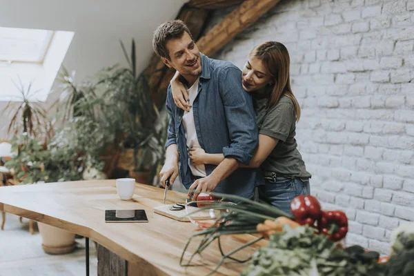 Pareja Moda Pelando Cortando Verduras Del Mercado Cocina Rústica — Foto de Stock