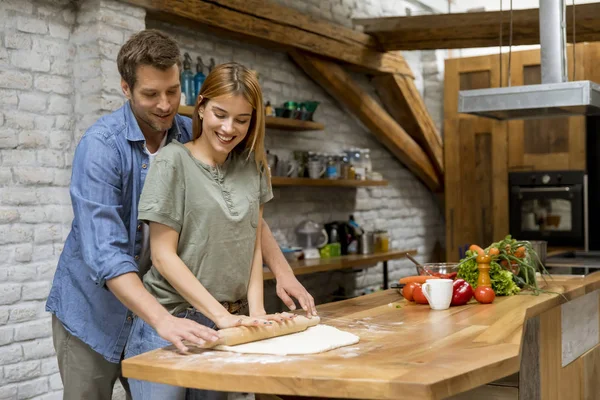 Young Couple Caking Pizza Rustic Kitchen Together — 스톡 사진