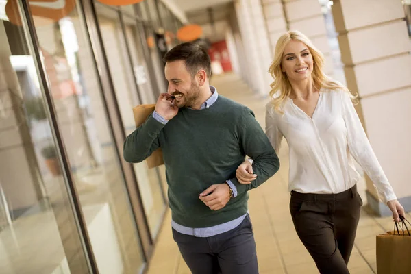 Ritratto Giovane Coppia Con Sacchetti Carta Città — Foto Stock