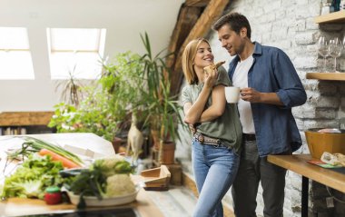 Mutlu çift evde rustik mutfakta birlikte kahvaltı yeme