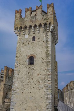 Castello Scaligero di Sirmione 'nin detayı (Sirmione Kalesi), 14th century in Garda Gölü, Sirmione, Italya