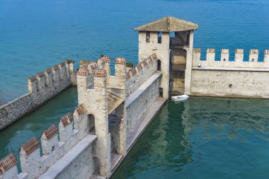 Castello Scaligero di Sirmione 'nin detayı (Sirmione Kalesi), 14th century in Garda Gölü, Sirmione, Italya