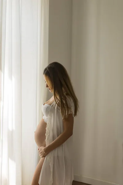Portret Młodej Kobiety Ciąży Atrakcyjna Stojący Przy Oknie Domu — Zdjęcie stockowe