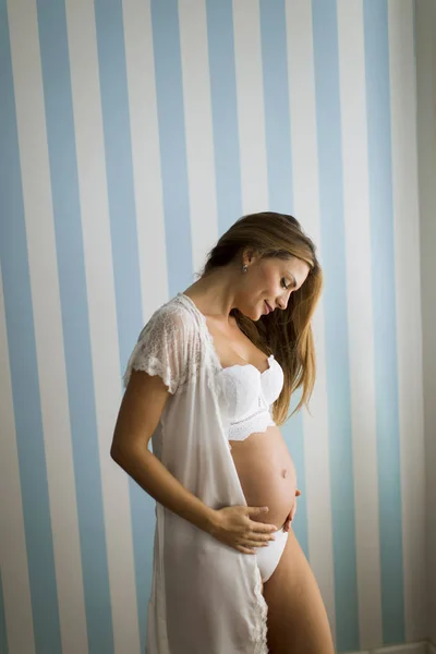 Mujer Embarazada Bastante Joven Pie Junto Pared Azul Despojado Habitación — Foto de Stock
