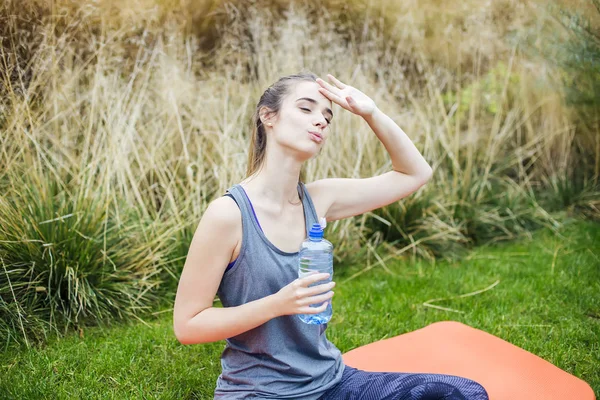 Hübsche Junge Frau Sitzt Sommertagen Auf Yogamatte Und Trinkt Wasser — Stockfoto