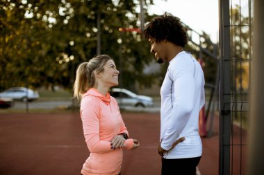 Eğitimden sonra dinlenen çok ırklı genç koşucular