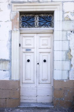 Malta'da binadan geleneksel ön kapı yönü göster
