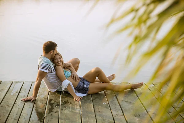 Liebespaar Sitzt Bei Sonnenuntergang Auf Der Seebrücke See — Stockfoto