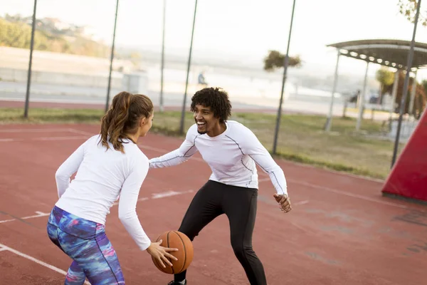 Grupo Jóvenes Multiétnicos Que Juegan Baloncesto Cancha — Foto de Stock