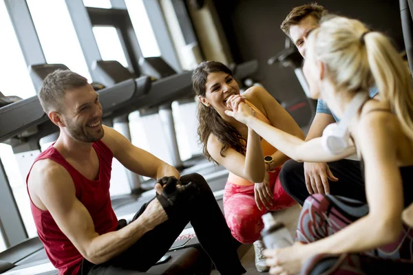 Grupo Jovens Sportswear Falando Rindo Juntos Enquanto Descansam Ginásio Após — Fotografia de Stock