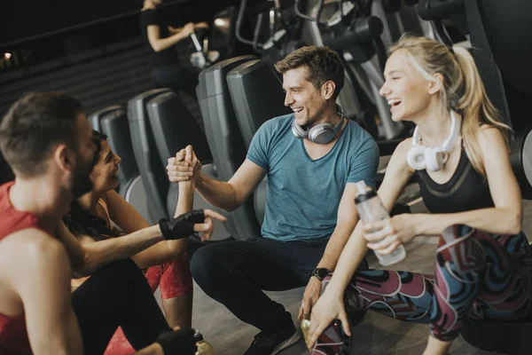 Grupa Tineri Îmbrăcăminte Sport Vorbind Râzând Împreună Timp Odihnesc Sala — Fotografie, imagine de stoc