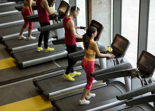 Homem Mulher Fazendo Exercício Cardio Esteiras Clube Fitness — Fotografia de Stock