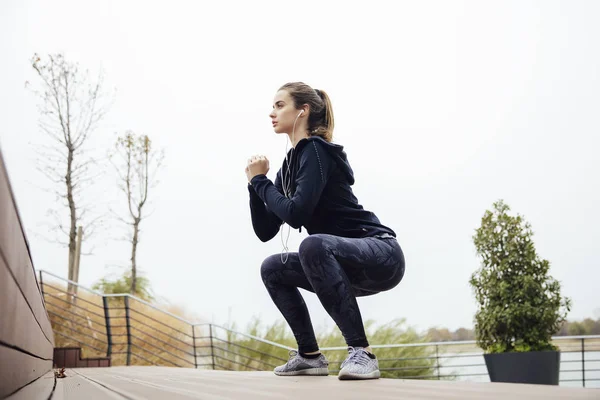 Fitness Mujer Joven Saltando Aire Libre Medio Ambiente Urbano —  Fotos de Stock