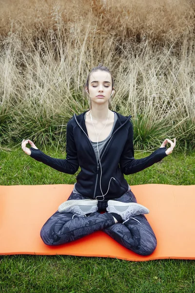 Jonge Vrouw Luisteren Muziek Het Doen Van Yoga Zen Poseren — Stockfoto