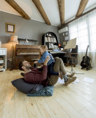 Rustik odada katta oynayan sevimli kız ile Mutlu genç aile