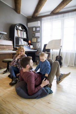 Rustik odada katta oynayan sevimli kız ile Mutlu genç aile