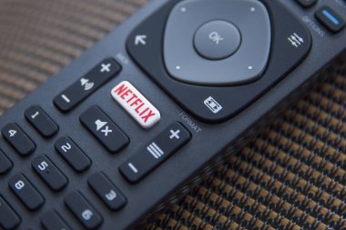 Belgrad, Sırbistan - 9 Mayıs 2019: Netflix uzaktan kumandasını kapatın. Netflix, merkezi Los Gatos, Kaliforniya'da bulunan ve 1997 yılında kurulan Abd'li medya hizmetleri sağlayıcısıdır.