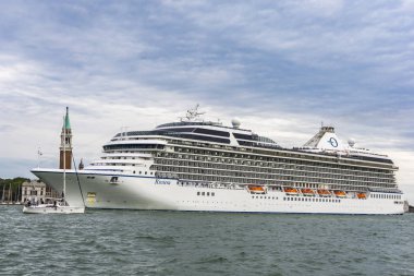 Venedik, Italya-26 Mayıs 2019: Venedik, Italya 'daki MS Rivierası kruvaziyer gemisine bakın. Bu 15 Güverte gemi 2011 yılında başlatılan ve 1250 yolcu kapasitesine sahip.