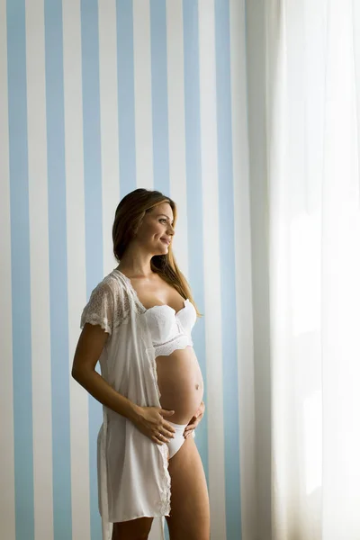 Krásná Mladá Těhotná Žena Stojící Modré Odmontné Zdi Místnosti Denního — Stock fotografie