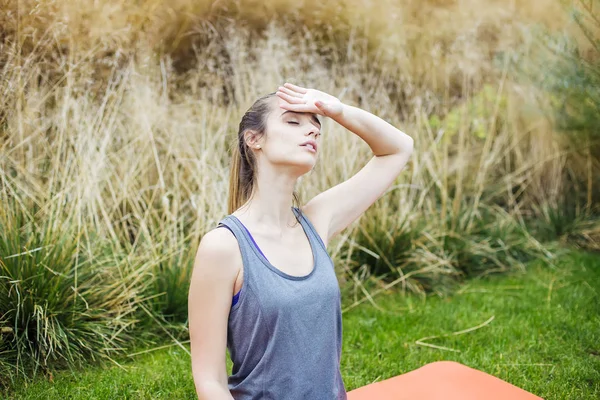 Jonge Vrouw Doet Yoga Oefening Groen Park — Stockfoto