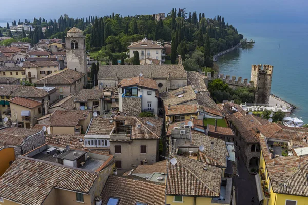 Pohled Malé Městečko Malcesin Hradem Castello Scaligero Břehu Jezera Garda — Stock fotografie