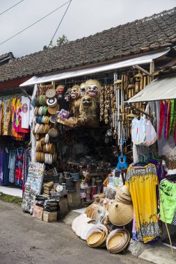 Bali, Endonezya - 26 Ocak 2019: Bali adasında Ubud'daki geleneksel sanat eserini görmek, Endonezya. Bali yerel sanat ve el sanatları, mücevher, ucuz moda öğeleri ve hediyelik eşya satın alınabilir birçok pazarları vardır.