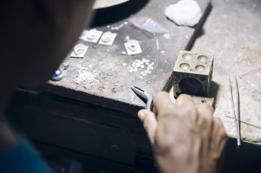 Bali, Endonezya - 27 Ocak 2019: Bali, Endonezya'daki gümüş jewellry fabrikasında çalışan kimliği belirsiz adam. Bali gümüşeski bir geleneğin bir parçasıdır ve Endonezya gümüş dünyanın 16 büyük üreticisi olarak sıralandı.