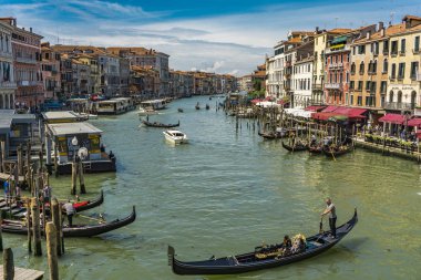Venedik, İtalya - 26 Mayıs 2019: Venedik, İtalya'daki Canal Grande'deki geleneksel gondolda kimliği belirsiz kişiler. 17. ve 18..