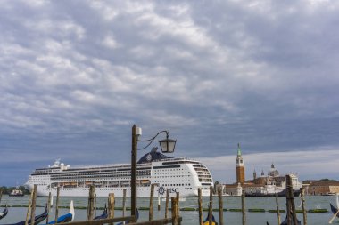 Venedik, Italya-26 Mayıs 2019: Venedik, Italya 'daki msc Opera kruvaziyer gemisine bakın. Bu 13 Güverte gemi 2004 yılında başlatılan ve 2679 yolcu kapasitesine sahip.