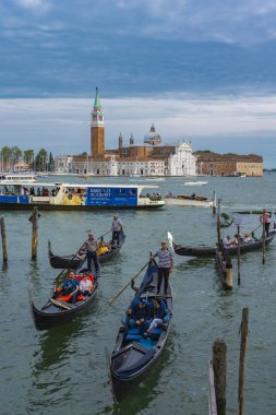 Venedik, İtalya - 26 Mayıs 2019: Venedik, İtalya'da kanalda geleneksel gondollarda kimliği belirsiz kişiler. 17. ve 18..