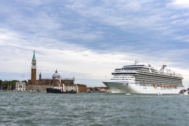 Venedik, Italya-26 Mayıs 2019: Venedik, Italya 'daki MS Rivierası kruvaziyer gemisine bakın. Bu 15 Güverte gemi 2011 yılında başlatılan ve 1250 yolcu kapasitesine sahip.