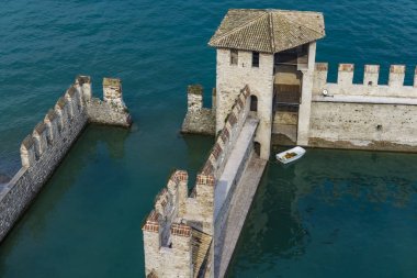 Castello Scaligero di Sirmione 'nin detayı (Sirmione Kalesi), 14th century in Garda Gölü, Sirmione, Italya
