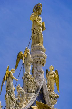 Venedik San Marco cephesinin üst kısmından mimari detayları, Mavi gökyüzü altında İtalya