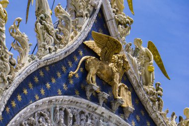 Italya 'daki Basilica San Marco 'da Venedik imparatorluğun sembolü olan St Mark Lion 'da görünüm