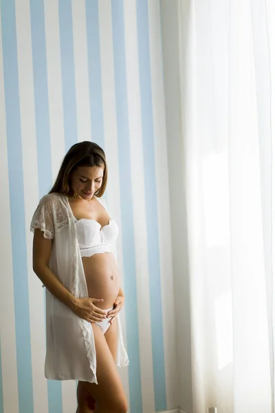 Pretty Ung Gravid Kvinna Stående Den Blå Strippad Vägg Rummet — Stockfoto