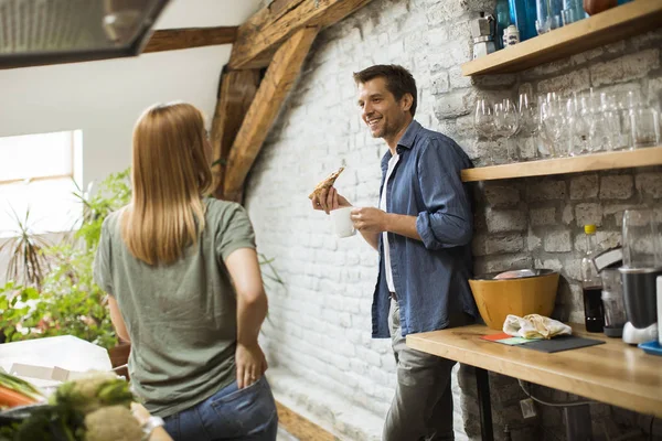 Happy Par Äter Frukost Tillsammans Det Rustika Köket Hemma — Stockfoto