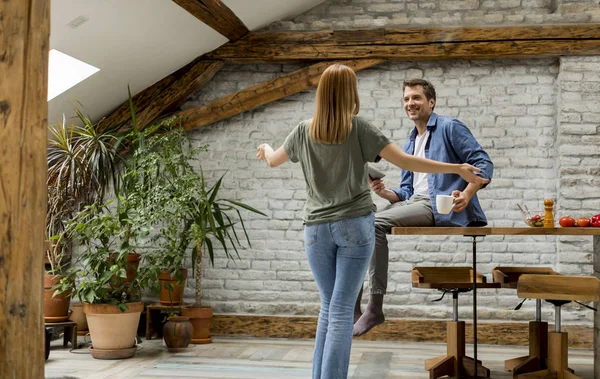 Adorável Jovem Casal Divertindo Juntos Cozinha Rústica — Fotografia de Stock