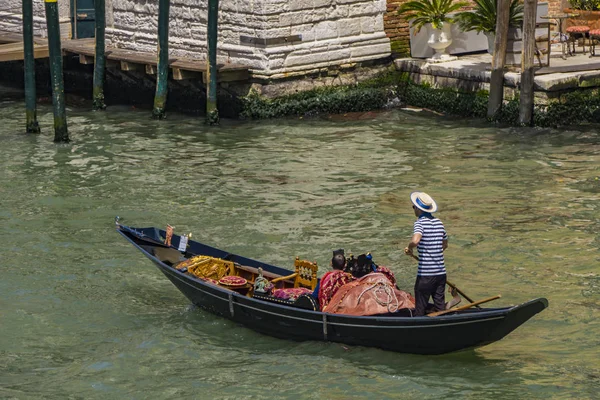 Venice Italy May 2019 Unidentified People Traditional Gondola Canal Grande — Stock Photo, Image