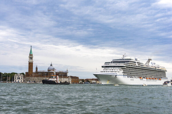 VENICE, ITALY - May 26, 2019: View at MS Riviera cruise ship in Venice, Italy. Этот корабль на 15 палубах был спущен на воду в 2011 году и вмещает 1250 пассажиров
.