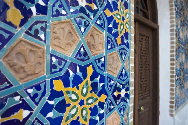 Detalhe Close Azulejos Decorativos Fachada Edifício Banhos Enxofre Orbeliani Tbilisi — Fotografia de Stock