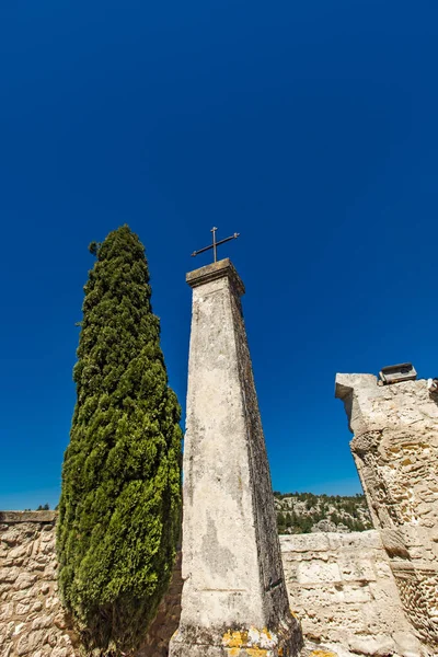 Visa Cross Cypress Träd Baux Provence Frankrike — Stockfoto