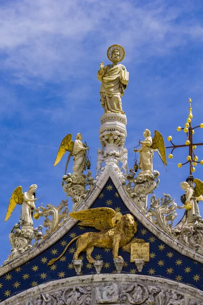 Detalhes Arquitetônicos Parte Superior Fachada San Marco Veneza Itália Sob — Fotografia de Stock