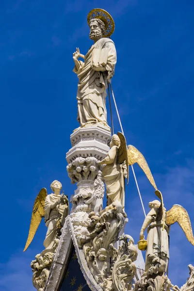 青空の下 イタリア ヴェネツィアのサンマルコのファサードの上部からの建築の詳細 — ストック写真