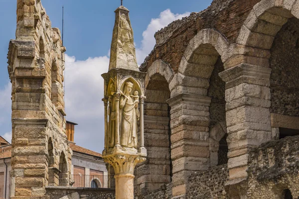 Jungfru Maria Med Jesus Barnet Århundradet Staty Piazza Bra Verona — Stockfoto