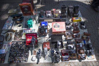 Tiflis, Gürcistan - 3 Mayıs 2019: Tiflis, Gürcistan'daki Dry Bridge Market'te eski ve antika eşyalar satılıyor. Bu günlük bir açık hava bit pazarı.
