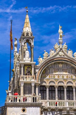 Venedik, İtalya - 26 Mayıs 2019: Venedik, İtalya'daki St Mark Bazilikası'nda kimliği belirsiz kişiler. 1092'de tamamlanan Venedik-Bizans mimarisinin en ünlü örneklerinden biridir..